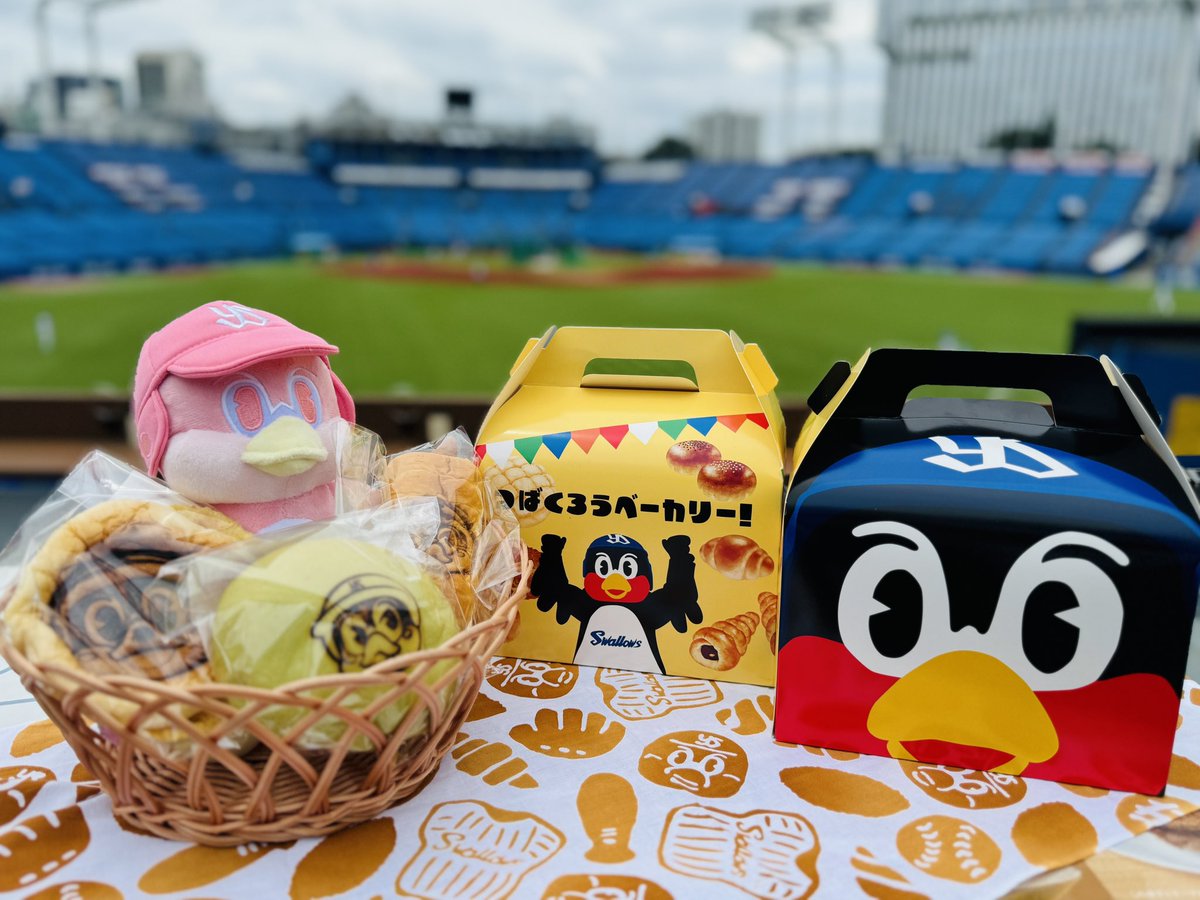 開門前に球場内を歩いていると、かわいすぎる箱に入った『つば九郎の
