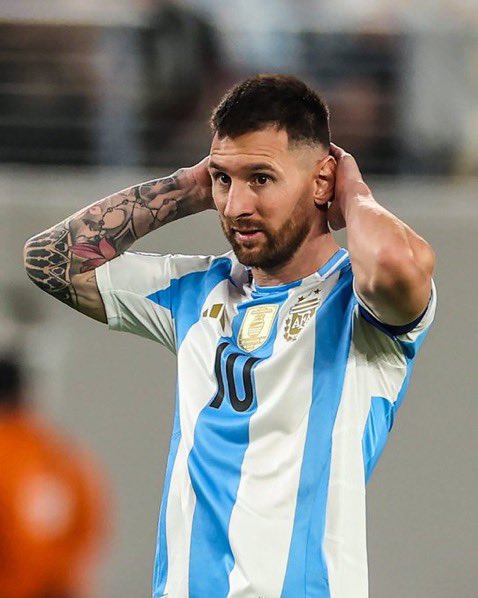 🚨 🇦🇷 EXCLUSIVA: Oficialmente Lionel MESSI NO LLEGA al partido del miércoles. 

Esto, debido a que el partido es el jueves. 

Buenas noches. 👋🏻