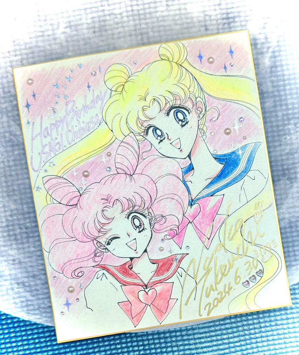 本日は、月野うさぎちゃんとちびうさちゃんのお誕生日です。
武内直子先生からお祝いの色紙がSailor Moon storeに届きました。
武内先生ありがとうございます。
色紙は、現在Sailor Moon storeに展示中です。ぜひstoreにいらしてください。