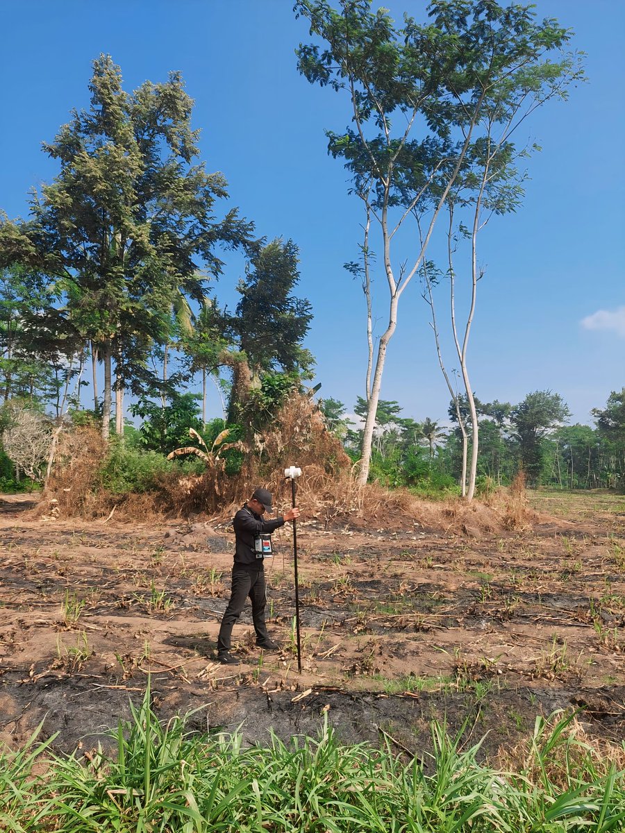 YohansliNoya175's tweet image. Pengukuran Geomagnetik sebanyak 500 titik di Klakah, Lumajang, Probolinggo, Jawa Timur dengan Magnetometer GSM-19T #Geophysics #Engineering #GeophysicsEngineering #FTTM #ITB #klakah #lumajang #probolinggo