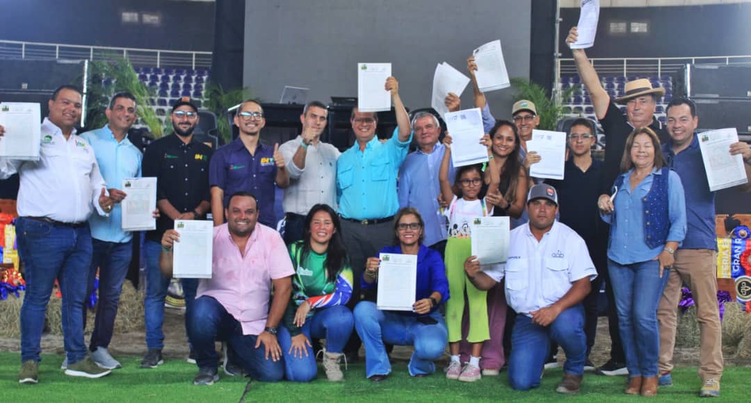INTi_Venezuela's tweet photo. 17 certificaciones de fincas y 03 adjudicaciones de tierras por una sup de 19.746 Ha fueron entregadas por el Ejecutivo Nacional a  pequeños, medianos y grandes productores en el marco del Lara Fest 2024, actividad que se está desarrollando en el Complejo Ferial Bicentenario. https://t.co/choXbhQIsJ