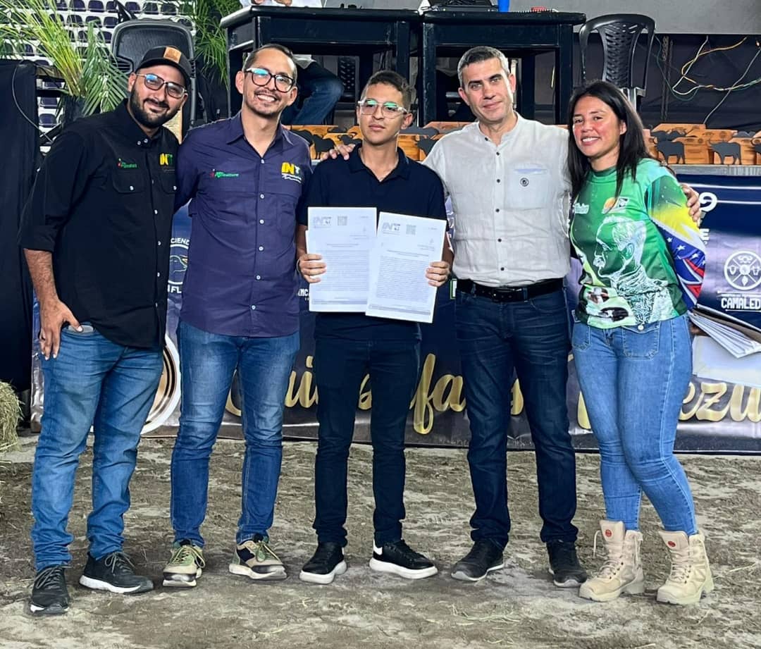INTi_Venezuela's tweet photo. 17 certificaciones de fincas y 03 adjudicaciones de tierras por una sup de 19.746 Ha fueron entregadas por el Ejecutivo Nacional a  pequeños, medianos y grandes productores en el marco del Lara Fest 2024, actividad que se está desarrollando en el Complejo Ferial Bicentenario. https://t.co/choXbhQIsJ