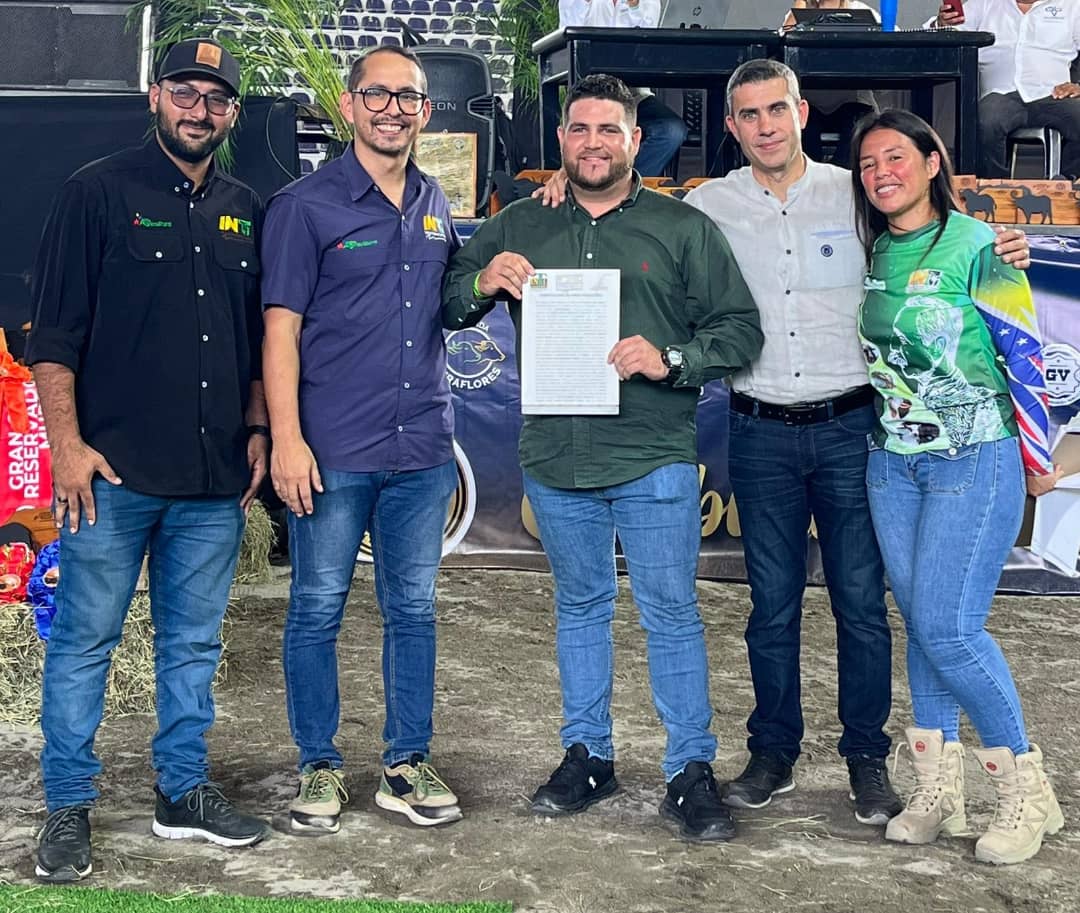 INTi_Venezuela's tweet photo. 17 certificaciones de fincas y 03 adjudicaciones de tierras por una sup de 19.746 Ha fueron entregadas por el Ejecutivo Nacional a  pequeños, medianos y grandes productores en el marco del Lara Fest 2024, actividad que se está desarrollando en el Complejo Ferial Bicentenario. https://t.co/choXbhQIsJ