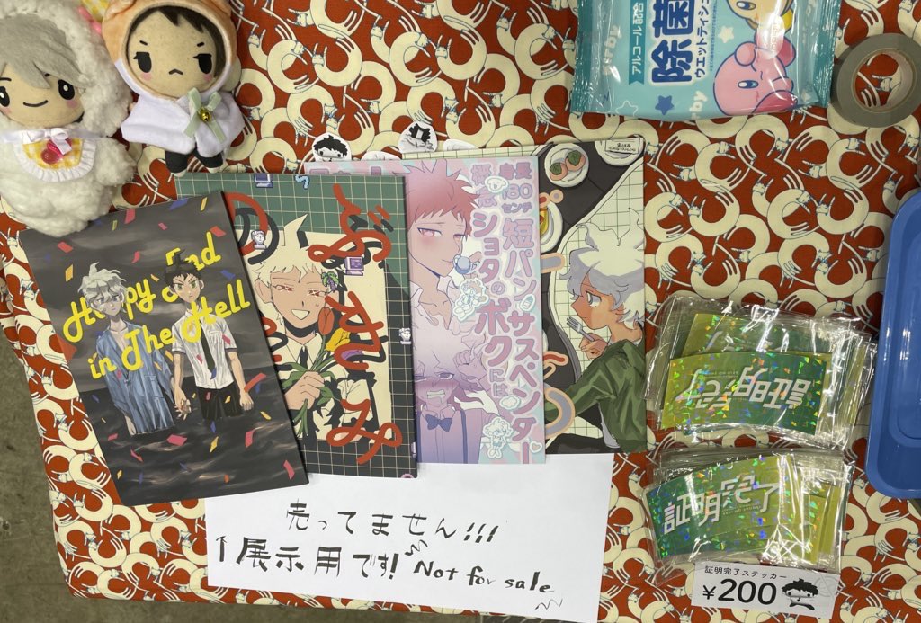 nkngm_P's tweet photo. 現在のスペース情報です
売ってる:ステッカー200円
売ってない:(Not for sale)にくながめの過去に発行した本4冊
本は展示用です！ほんとに紛らわしくて申し訳ないんですが売り物では無いです。お声がけいただければスペースで読んでいただけます。 https://t.co/RCW7w0wns2