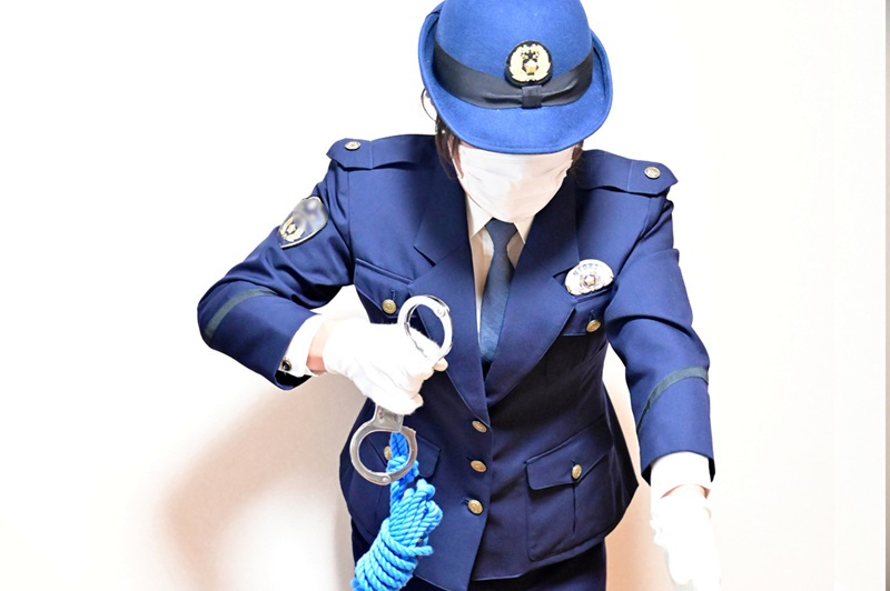 ayanee_worm's tweet photo. ジャージ姿で制服の女性警察官に手錠を掛けられたい・手錠腰縄で護送されたい・留置場に入れられ、監視されたい・叱責、命令されたい・侮蔑の目で見下されたい
そんな趣向の方と連行プレイしたいです
#女性警察官#婦警#手錠#手錠腰縄#留置場#護送#スクールジャージ#アディジャー#体操服#拘束 https://t.co/6FqOsMBPOm