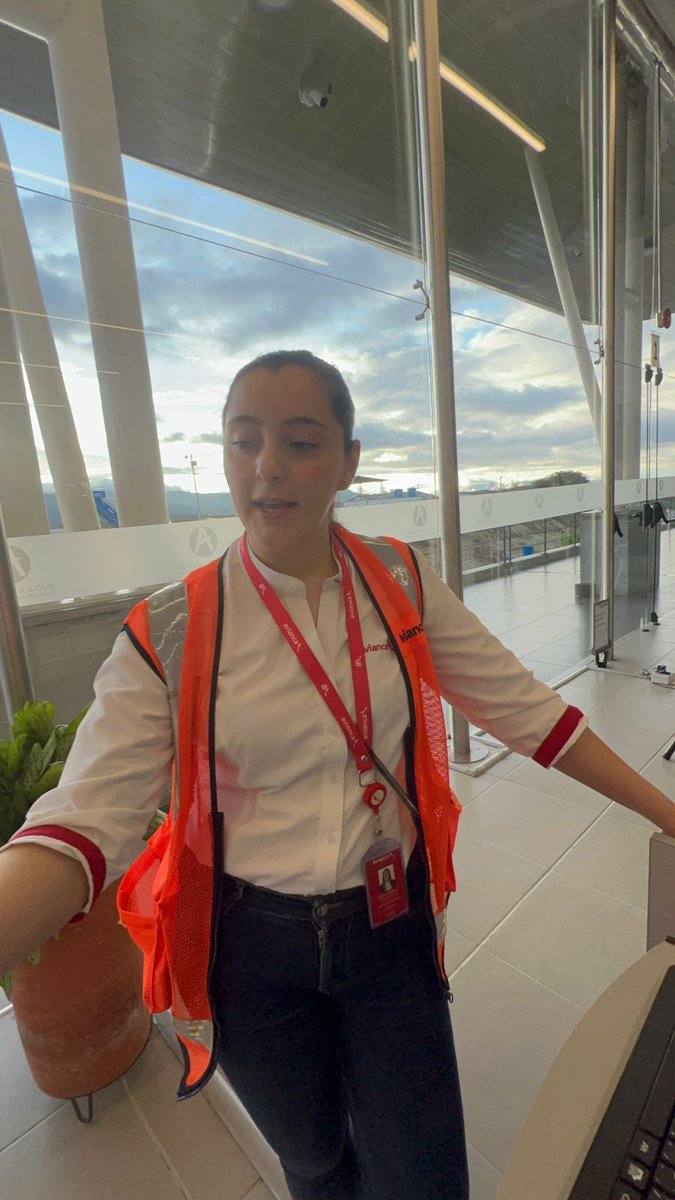 Así es, hoy me tocó a mí final a esta ineptitud de empresa.
Mi prima tenía un vuelo urgente y vean:
1. La página de Avianca no dejo hacer el check-in.
2. Fuimos al aeropuerto a realizar el check-in y resulta que Avianca VENDIO 6 PUESTOS MAS.