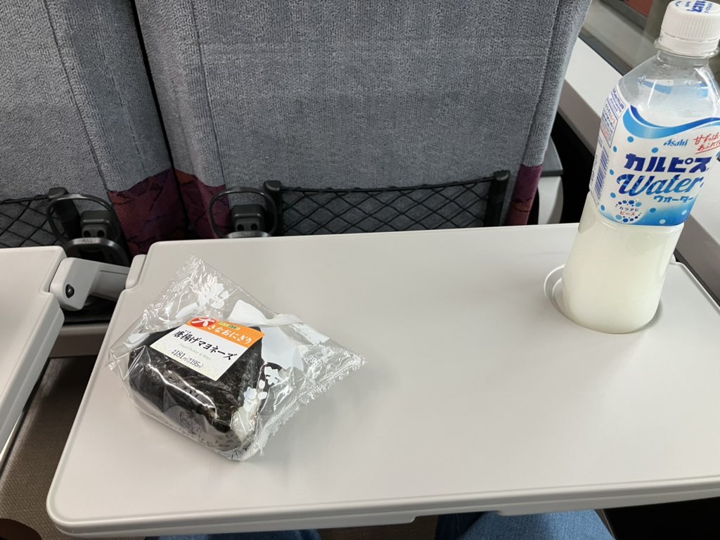joutetsu627's tweet photo. 横須賀線グリーン車なう https://t.co/cUN9a8esNZ