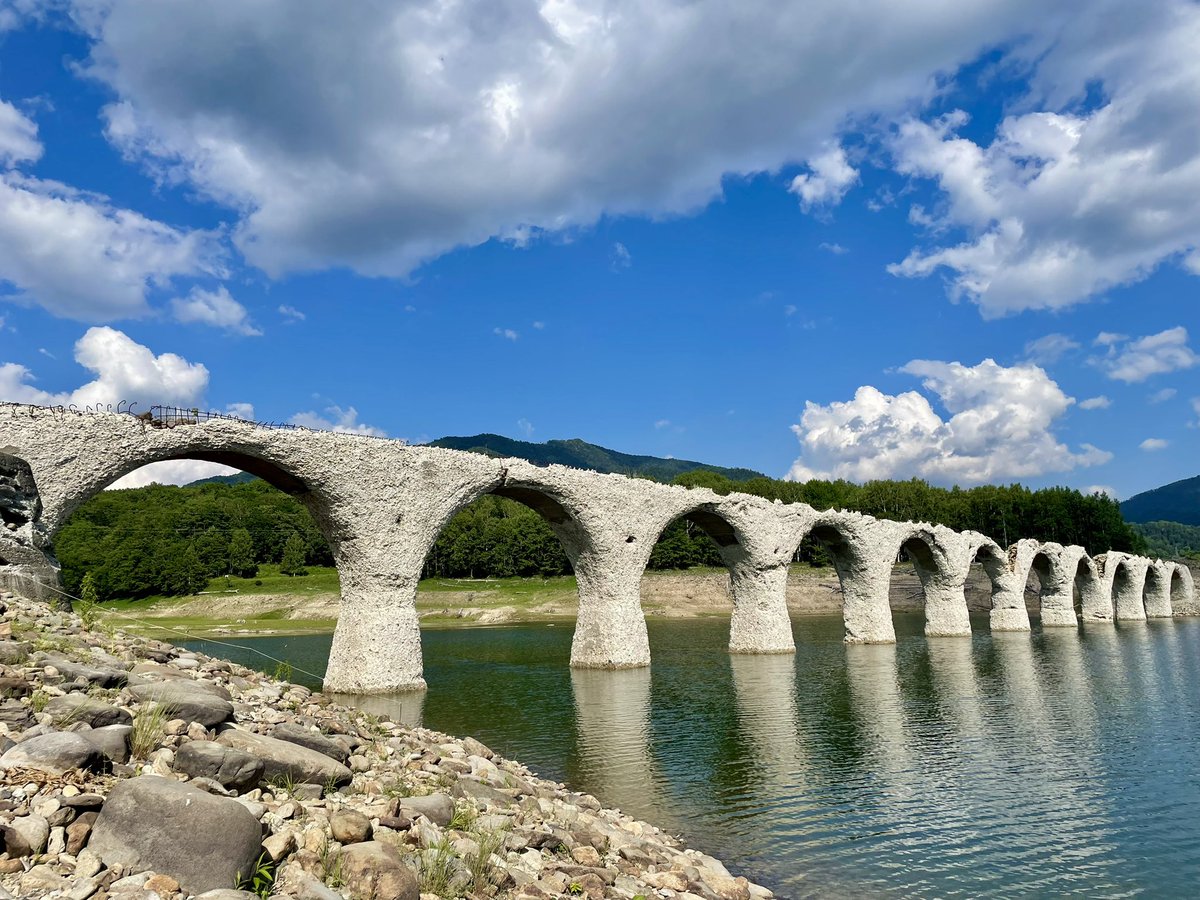 【速報】
タウシュベツ川橋梁湖側の手前から5個目のアーチが自然崩落しました。4枚目の写真は28日15時過ぎです。地震や4月の雪解け以外でこんな大規模崩落は初めてかもしれません。