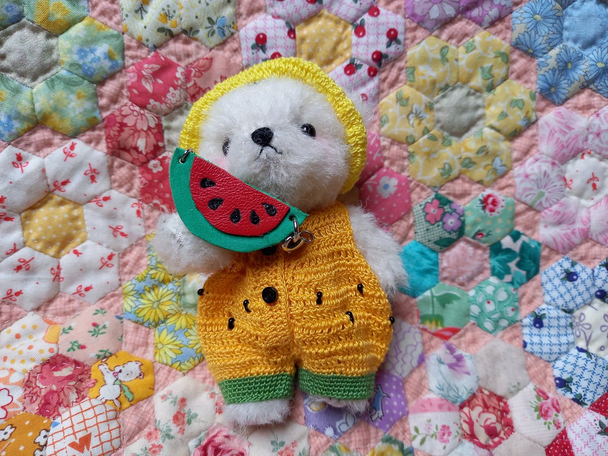 edoyakumaneko's tweet photo. 黄色いすいかのしろくまちゃん、クリーマにアップしました～🐻🍉

赤い🍉のほうが良かったのかな？

里親ちゃんに会えるかな？

ﾏｯﾃﾙﾖ💖🐻

帽子のてっぺんにクルンと巻いたツルをつけました💖

#creema
#magicpaw https://t.co/lkmBgUJzW7