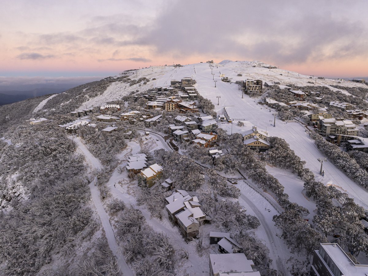 16cm of fresh snow overnight! Making our mountain look gorgeous ❄♥