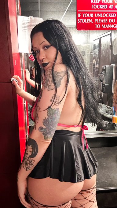 At Eden&rsquo;s in Tucson tonight ❤️ come see me! I&rsquo;ll be here till 3am-ish.  Ask for Layla🕸️ 📍 3650 E Speedway<a href="/tag/nsfwtwt"class="tags"><span>#nsfwtwt</span></a>