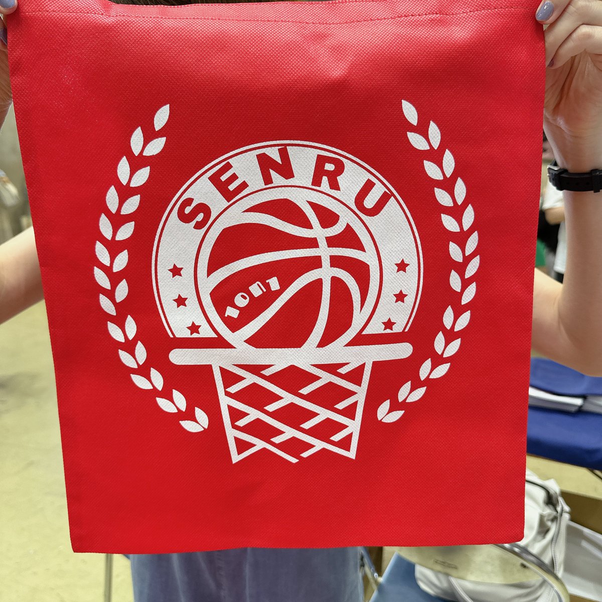 12:30よりイラストカード引き換えを開始します。
ペーパー5枚でコレクトブックは1回につき1冊まで購入可能。
キラキラステッカー100円にて販売します。
待機列がある時は、1人1回にご協力ください。どんぶりには不織布バッグがつきます。よろしくお願いいたします。