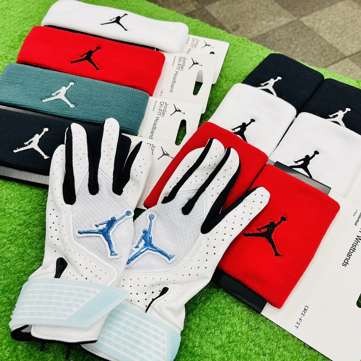 bbltomoi's tweet photo. JORDANシリーズ3アイテムが入荷してきました！
ジョーダンのヘッドバンド4カラー・リストバンド3カラー・バッティング手袋S/M/Lの3サイズ。
こちらは限定商品になります！
どれもとってもかっこいいアイテム。
入荷してくることが少ないJORDANシリーズ、この機会をお見逃しなく！！ https://t.co/GphDTqxAnq
