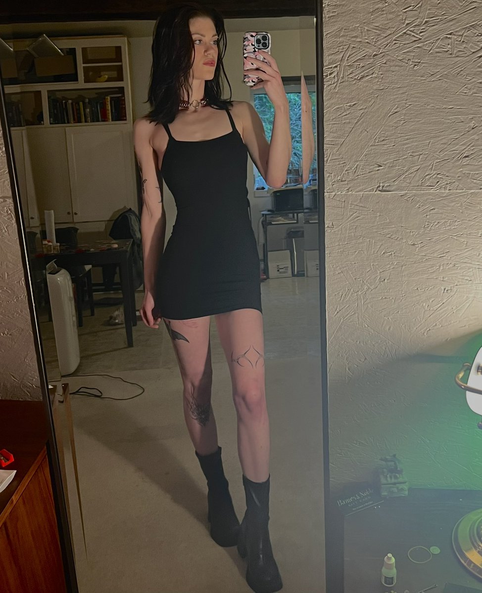 contextinspectr's tweet image. have to be hot online now that i’m not a good Poster anymore