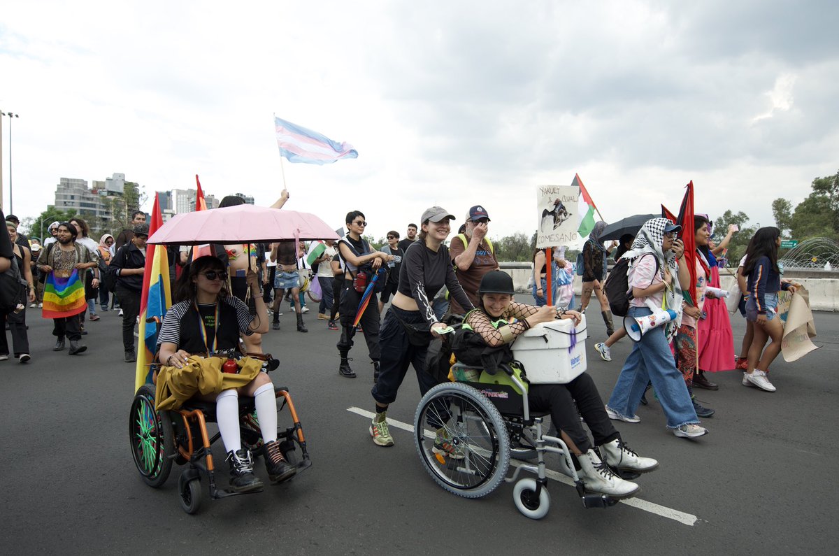 LuchadorasMX's tweet photo. No hay orgullo si hay genocidio 🔥

Este es un acto político: maricas, lenchas, jotxs, trans estamos con P4lestina 🇵🇸

Gritamos por las miles de personas asesinadas por el ilegítimo "estado" de Isr4el ❌ y exigimos un cese definitivo al fuego. 

📸 @bosquesapie https://t.co/7flSJFV3sk