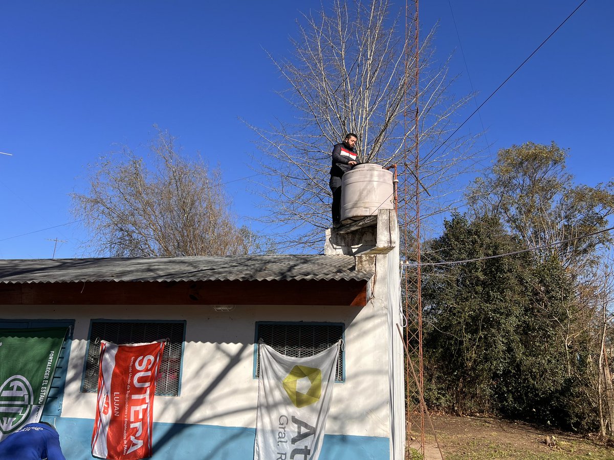 heberjrios's tweet photo. Olla popular y jornada de acondicionamiento en el CAPS de Los Naranjos, con vecinos y vecinas del barrio, compañeras y compañeros de la Intersindical General Rodríguez. https://t.co/jioFM4jRhn