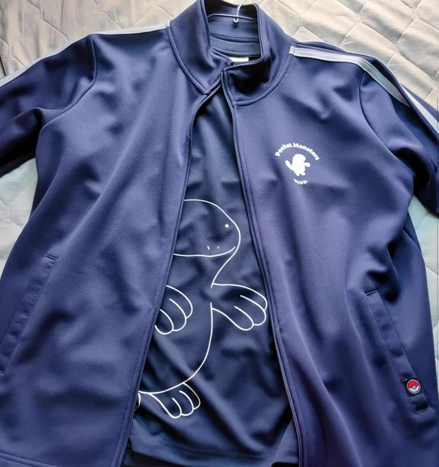 ドンキのこのシリーズ可愛いんだよな。永遠に続けてほしい。 冬にやってたジャージも買ってるんだが着ていくところがない Tシャツと合わせるとぬおが覗いてて可愛すぎるな…