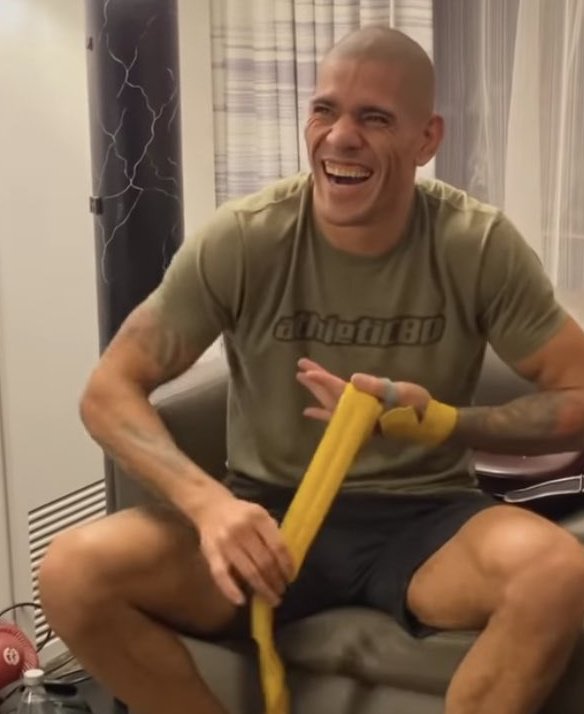 <a href="/ufc/">UFC</a> <a href="/romandolidzeufc/">Roman Dolidze</a> Remember when Anthony Smith said he would beat Poatan 😂

Poatan's son would whoop Anthony Smith #UFC303