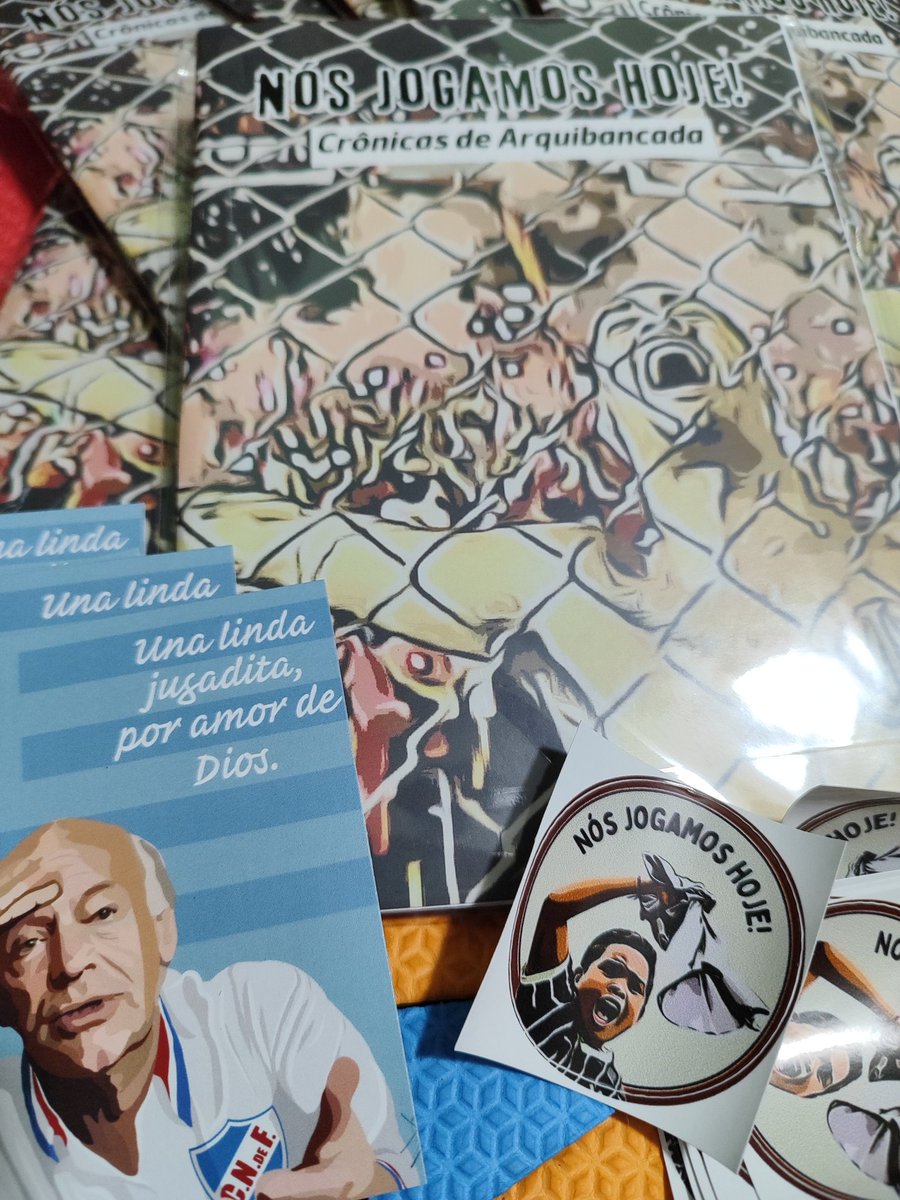 DosDeriva's tweet photo. Preparando nova tiragem da fanzine Nós Jogamos Hoje! para o lançamento do Arena Rock Sunday.

Nova capa
Novo adesivo
Novo cartão ilustrado com arte do @iconicosdofut https://t.co/O0eGyxzTwF