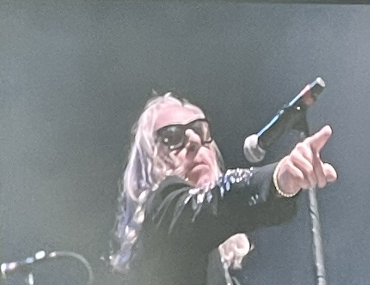 criswinter412's tweet photo. Great hooks and bring it on stage! 🙌🏼 @CollectiveSoul opening for @HootieTweets @Pav_StarLake Ed Roland worked the crowd, which he does best! December, Heavy, Shine, The World I Know a fun cover of AC/DC’s Dirty Deeds w/ @edwinmccain
#collectivesoul #edroland #deanroland #shine https://t.co/kZbRnJtuIA