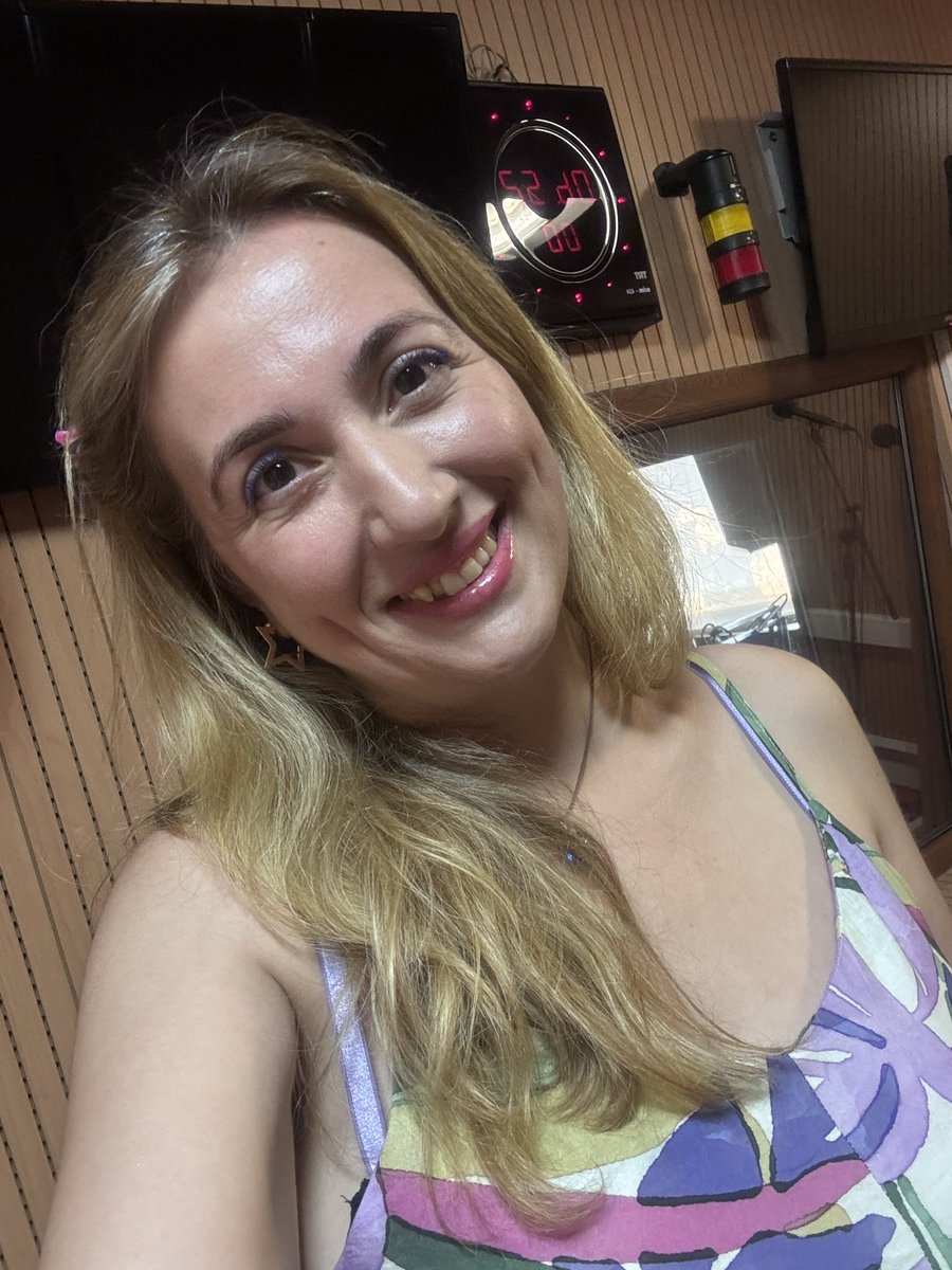 meralunur's tweet photo. Haziran ayının son gününde de birlikteyiz🥰💃 Şuraya dinleyicilerini çok seven bir sunucu bırakalım💜🩵🩷😘 @TRTFM #TRTFM #TRT #radyo https://t.co/e0DweOp3RV