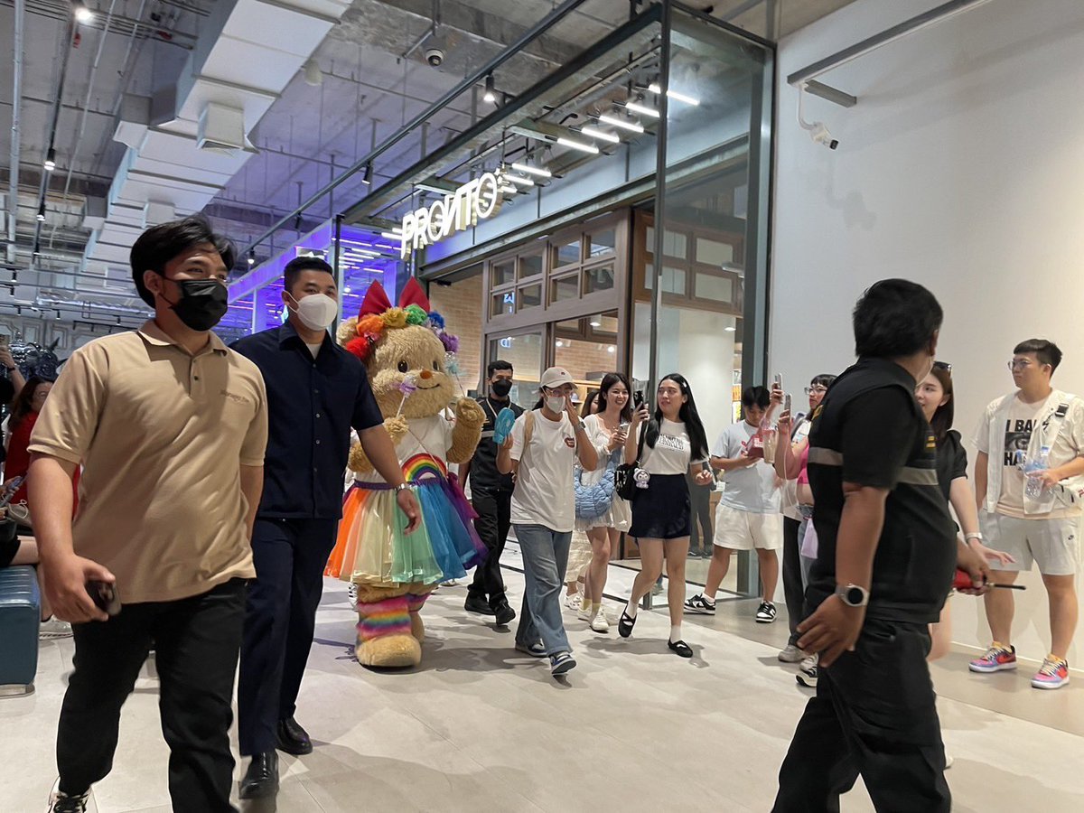 TheMallThailand's tweet photo. อุ้ยๆ มีเด็กมารอขบวน pride
#ด้อมน้องเนย #BUTTERBEAR
#LOVEPRIDEPARADE
#THEMALLGROUP #EMPORIUM #EMQUARTIER #EMSPHERE #EMDISTRICT #EMPRIDE #PRIDEMONTH https://t.co/OeyCbeIGyH