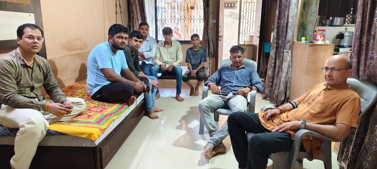 Prakash40501545's tweet photo. આજ રોજ ભારત ના વડાપ્રધાન શ્રી નરેન્દ્રભાઇ મોદીજી ના તૃતીય કાર્યકાળ ની પ્રથમ મન કી બાત નો કાર્યક્રમ સરખેજ વૉર્ડ ના કુમાળ શાળા શક્તિકેન્દ્ર માં સ્વામી વિવેકાનંદ યુવા બોર્ડ સંયોજક @VedantTrivedi10 તથા યુવા ટીમ સાથે નિહાળ્યો ✌️🙏
@narendramodi 
#ManKiBaat https://t.co/R1RjgIZbBx
