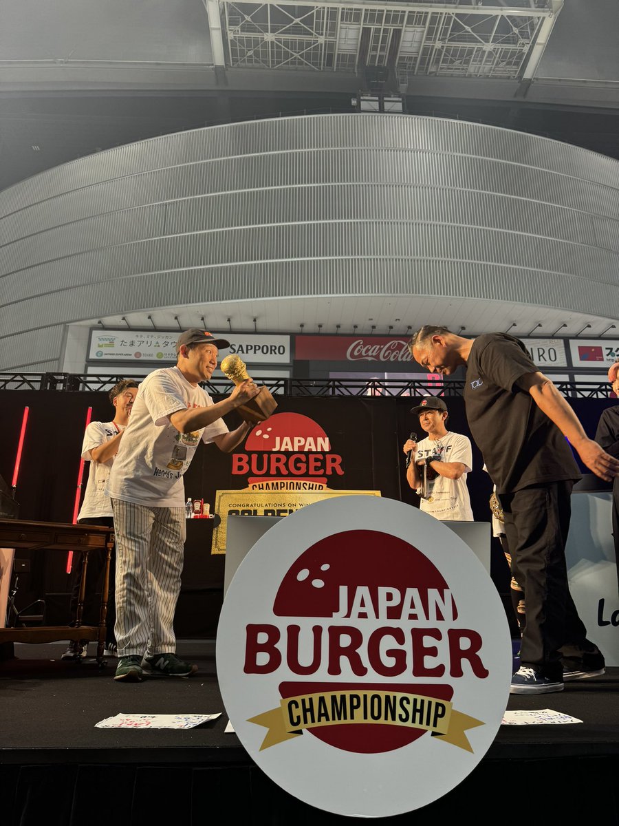 Bagachan_info's tweet photo. 🍔JAPAN BURGER 
CHAMPIONSHIP 2024🍔
日本一を手にしたのは…
🏆Harry's Junction（宮城）🏆
世界大会の切符を手に入れ
WORLD FOOD CHAMPIONSHIPSに
挑みます‼️
熱い闘いをありがとうございました‼️
#バガチャン
#ハンバーガー
#さいたまスーパーアリーナ https://t.co/jBoDTDWL1x