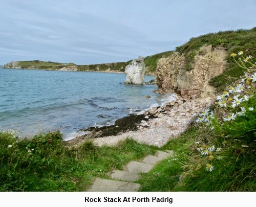 IamHappyHiker's tweet photo. This walk follows the coast from Cemaes Bay to Porth Wen on #Anglesea. It passes the unusual St. Patrick’s Church at Llanbadrig and the derelict remains of an old brickworks with some fascinating structures. Details at https://t.co/zqoxYlNPMq
#Wales https://t.co/nIGPhCNdrX