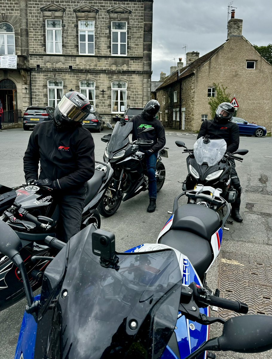 realrider's tweet photo. The guys practicing helmet positions for left hand bends 😝 #bmwr1250rs #groupriding #rideprotected @Scotty_P1050 @smells66 @ritchie0101 https://t.co/CGL35jf6f4