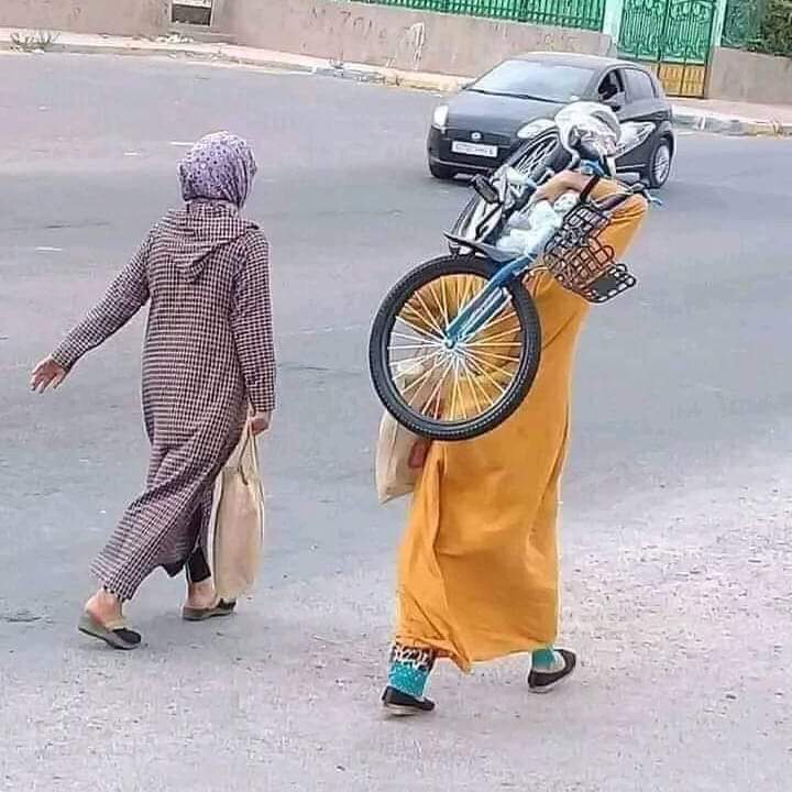 MalikUmvi's tweet photo. وہ جانتی ہے کہ سائیکل کو زمین پر کھینچنا آسان اور کندھوں پر اٹھانا مشکل ہے، لیکن اس نے پھر بھی کندھوں پر اٹھایا ہے کیونکہ وہ چاہتی ہے کہ اس کا بیٹا بالکل نیا سائیکل استعمال کرے، 
بعض قرضے ��کائے نہیں جا سکتے
اے ماں! تیری عظمت کو سلام https://t.co/BCLGHLP11M