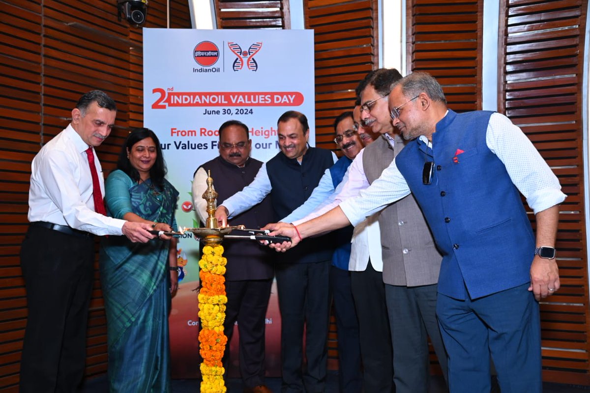 IndianOilcl's tweet photo. Leading our 2nd #ValuesDay celebrations with the #IndianOil family, Mr S M Vaidya, @ChairmanIOCL, emphasised the day's significance. Our core #Values of Care, Innovation, Passion, Trust, and Nation First are our north star, guiding our pursuit of excellence and commitment to progress. In the evolving global energy landscape, these values define our actions and shape our future. #GuidingStar #IndianOilValuesDay