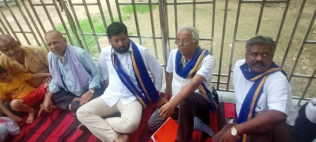 Svam4LexVeritas's tweet photo. आज मंगोल पुरी विधासभा में प्रदेश प्रभारी नरेन भिक्कू राम जी ,प्रदेश अध्यक्ष महेश पहवाल जी, प्रदेश उपाध्यक्ष अरुण टांक जी और  लोकसभा महासचिव सचिन जाटव जी के सानिध्य में आगमी चुनाव के लिए दिशा निर्देश दिए गए ताकि गरीब ,वंचित और मेहनत कश्क वर्ग हुक्मरान बन सके...!!
@AzadSamajParty https://t.co/nv2CnZmTXn