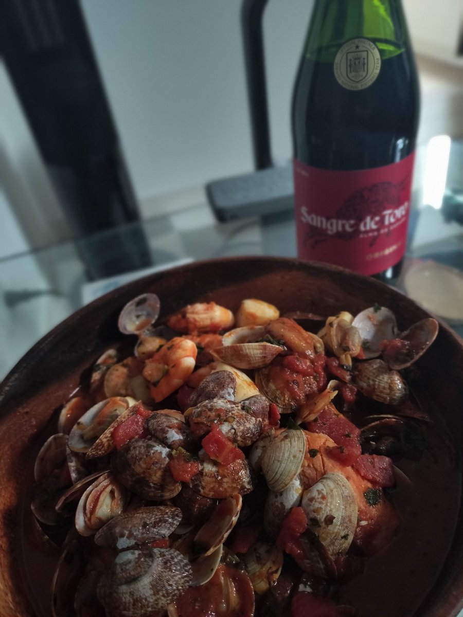 21Ami5's tweet photo. ラベルに牛がぶら下がってる変わったワイン🍷と、本日は魚介のトマト煮込みとタコのパスタでした🍴︎

 #彼ごはん
 #美味しいワイン
 #本日も酔っ払い https://t.co/IIAuMggFZy