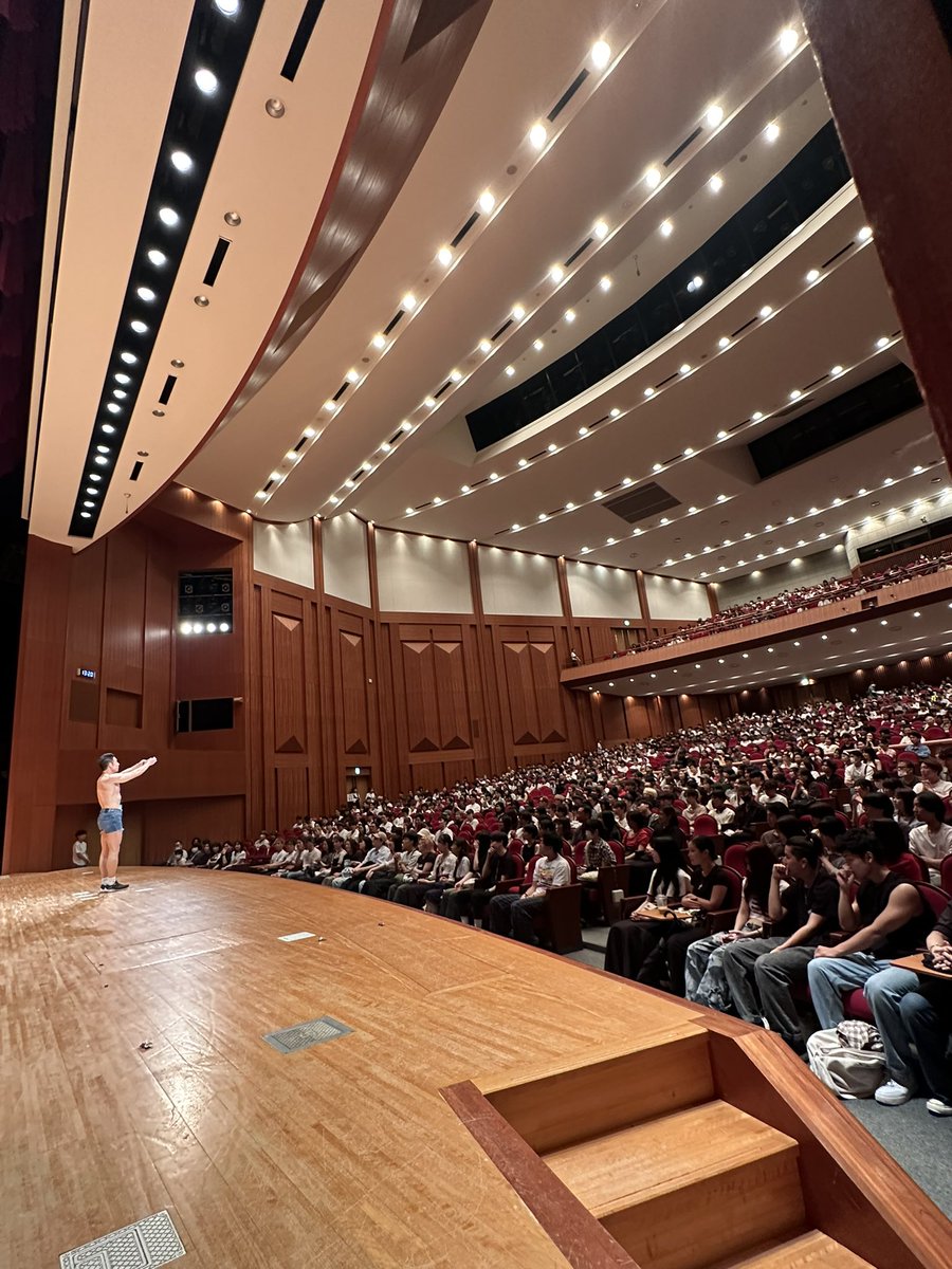 kinnikun0917's tweet photo. 本日は、関西外国語大学の文化フェスに出演させていただきました。

海外留学も考えている学生さんに、筋肉留学の経験のお話しも致しました。

海外留学に迷っている方は是非挑戦してみて下さい。😄

飴も投げました。
ヤーーー🍬🍬🍬

皆さん、ありがとうございました。

パワー
なかやまきんに君 https://t.co/uIWcbE4fxS