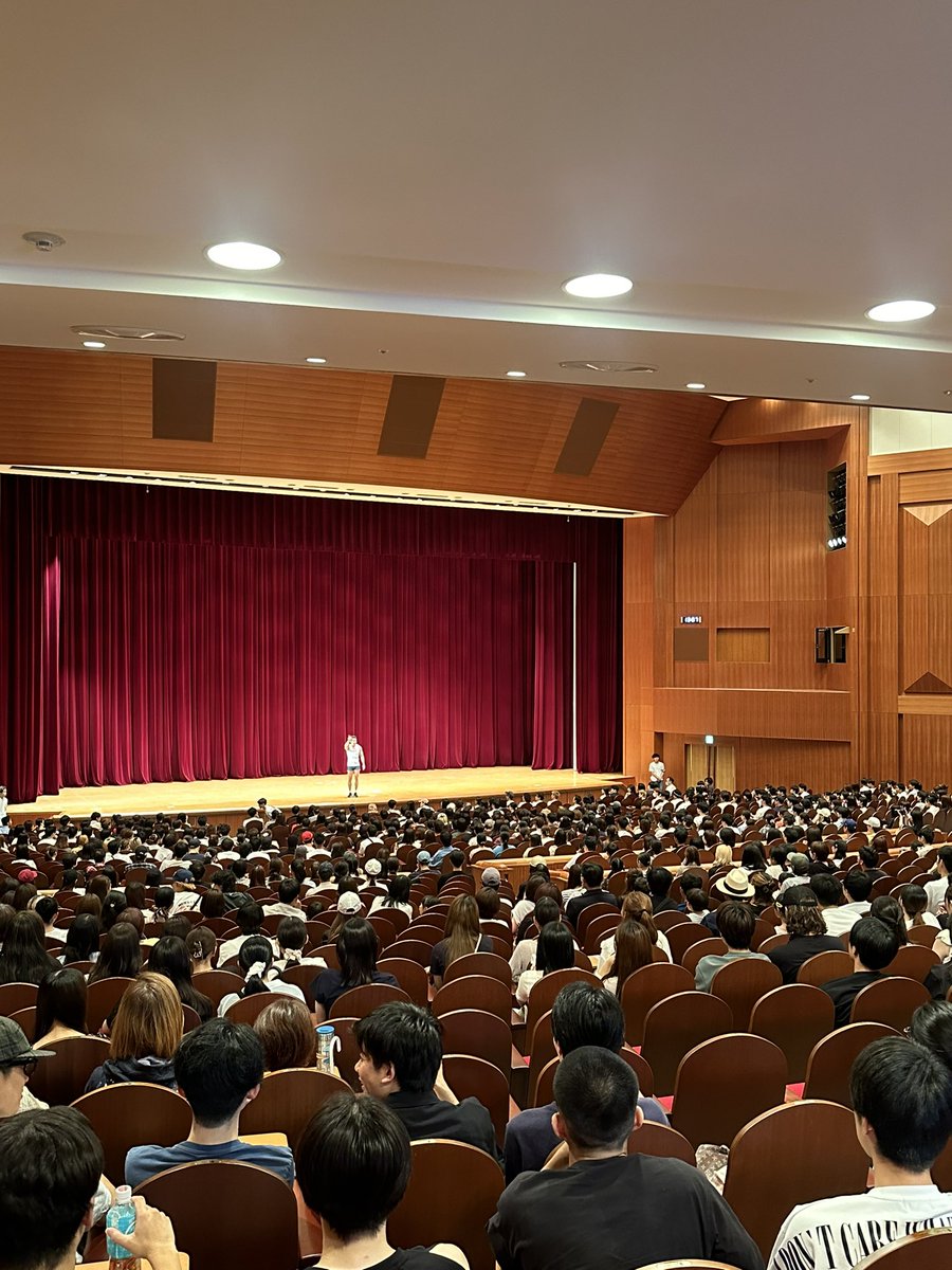 kinnikun0917's tweet photo. 本日は、関西外国語大学の文化フェスに出演させていただきました。

海外留学も考えている学生さんに、筋肉留学の経験のお話しも致しました。

海外留学に迷っている方は是非挑戦してみて下さい。😄

飴も投げました。
ヤーーー🍬🍬🍬

皆さん、ありがとうございました。

パワー
なかやまきんに君 https://t.co/uIWcbE4fxS