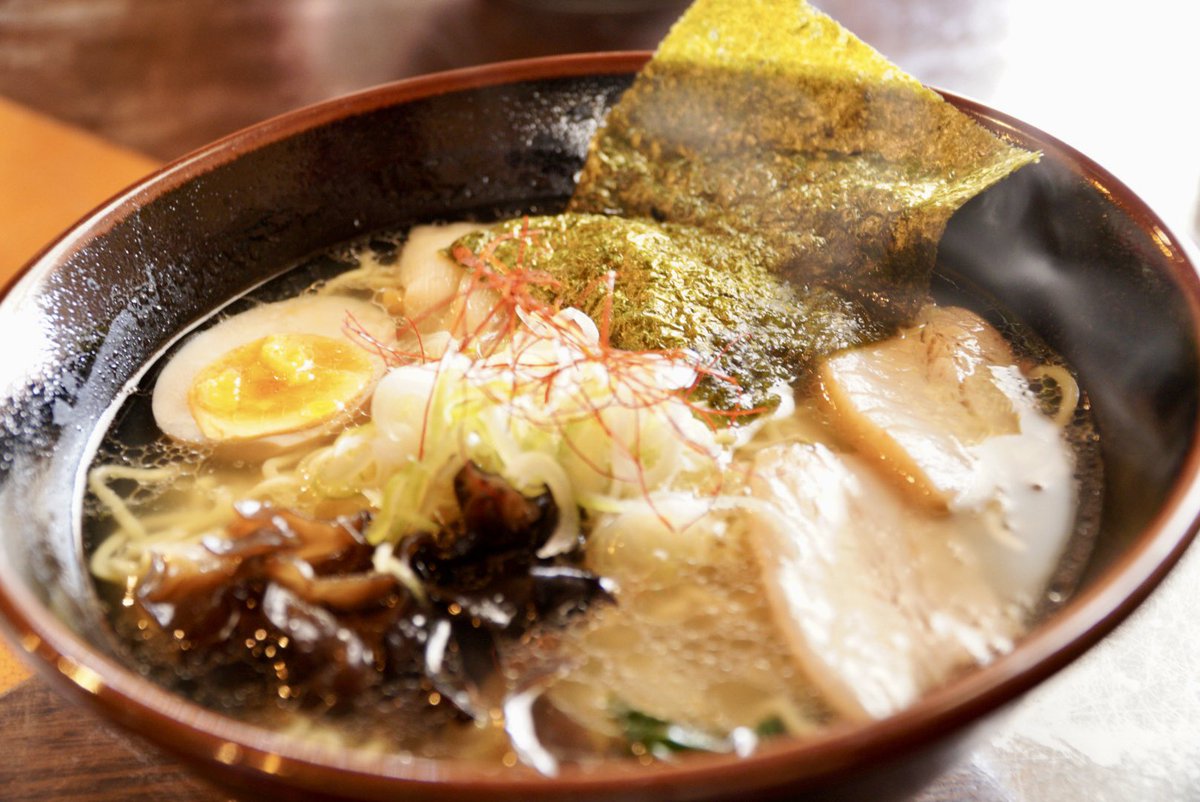 ランチは久々に「定休日は木曜日」。出汁の効いた好きなタイプの塩ラーメン。

#帯広ラーメン
#定休日は木曜日