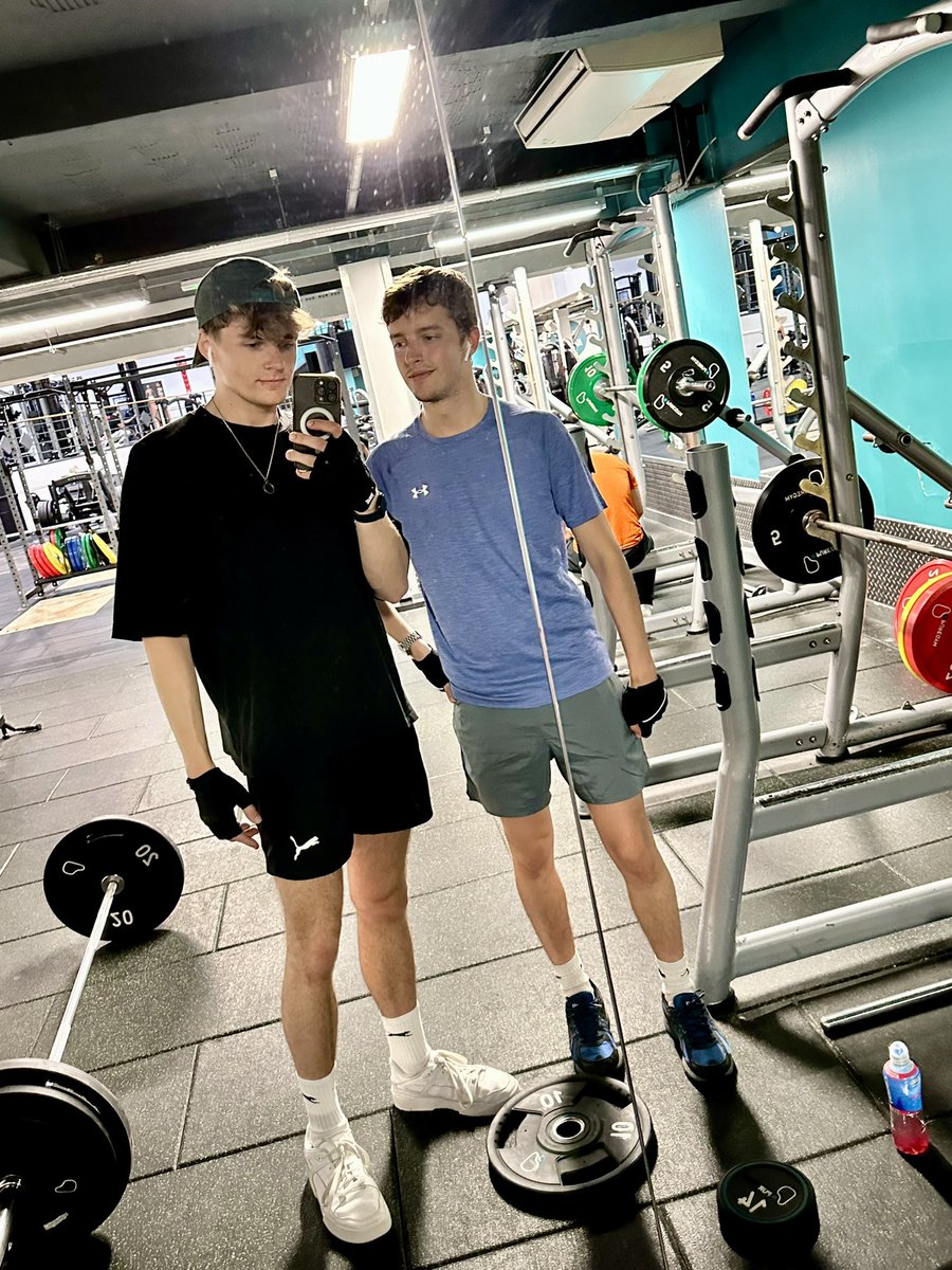 James_Dean_99's tweet photo. Gym buds 👬🏻 https://t.co/D17NOpH5Tm