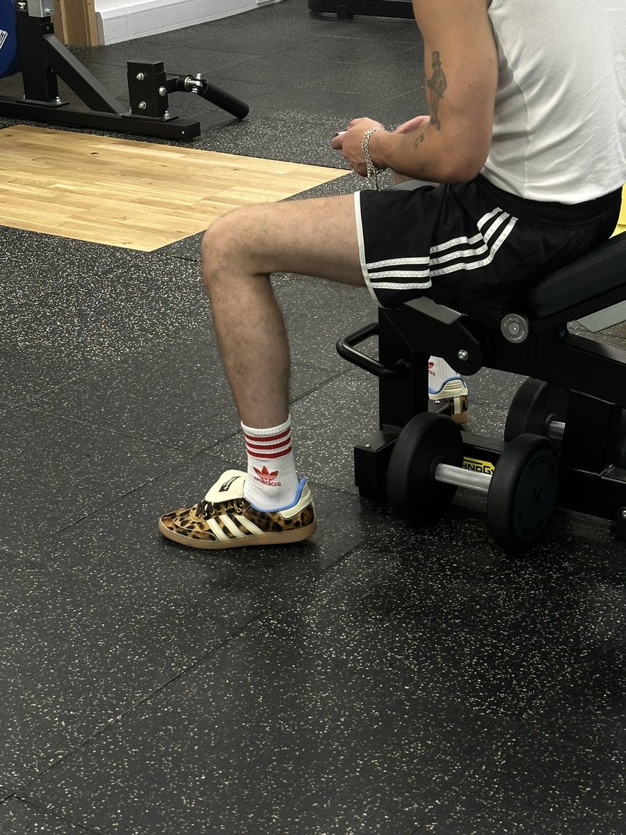 TheEditteur's tweet photo. This boy at the gym is working out in wales bonner x adidas sambas https://t.co/9XZJiccPCv