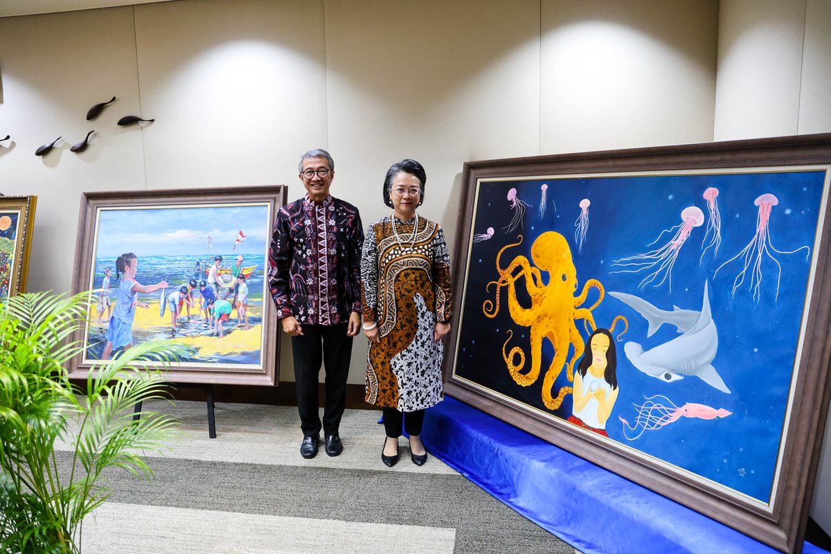 Appreciative of the 7 artworks presented by Amb. Rachmat Budiman <a href="/IndonesiaInBKK/">Indonesian Embassy in Bangkok</a>  to be showcased throughout <a href="/UNESCAP/">United Nations ESCAP</a>