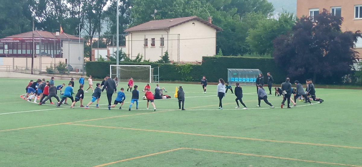 Atzo primeran pasatu zuten Mendialdeko neska- mutilak Alaveseko teknikariekin entrenatzen.
Mila esker <a href="/FundacionBKNDA/">Fundación Baskonia-Alavés Fundazioa</a> <a href="/Alaves/">Deportivo Alavés</a> , <a href="/ACampezo/">Kanpezuko Udala/Ayuntamiento de Campezo</a>  eta <a href="/CD_Campezano/">C.D. Campezano</a> 
Pilo disfrutatu genuen euria egin arren!!!