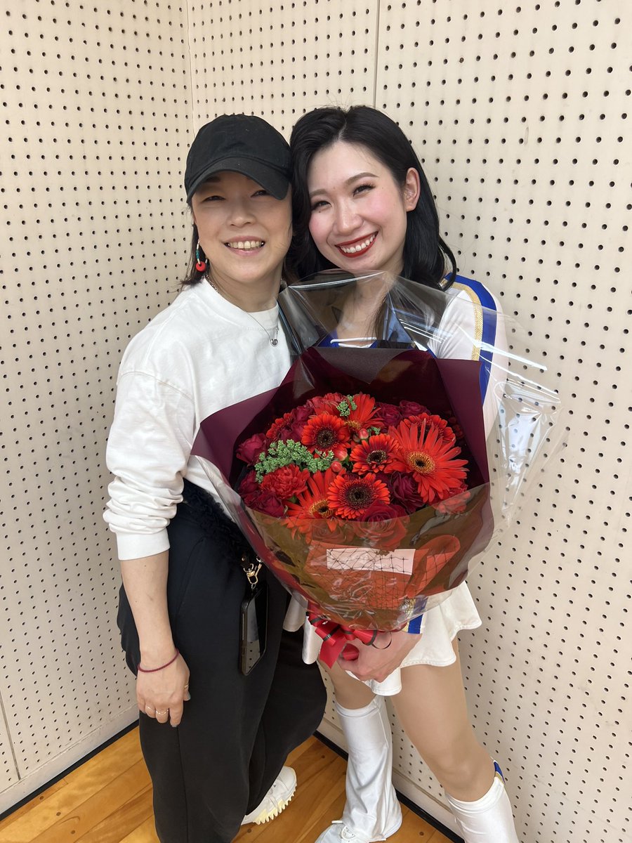 asami__cheer's tweet photo. 本日をもちまして、Super Girlsとしての活動が終了となります💐HARUNAさんやADのSAEMI、大好きなメンバー、ブースタの皆さん等シーホース三河を取り巻く全ての方々、素敵な7年間をありがとうございました💙これからもシーホース三河やSuper Girlsに熱いご青援を宜しくお願いします❤️‍🔥

#シーホース三河 https://t.co/vWkH0mPOkJ