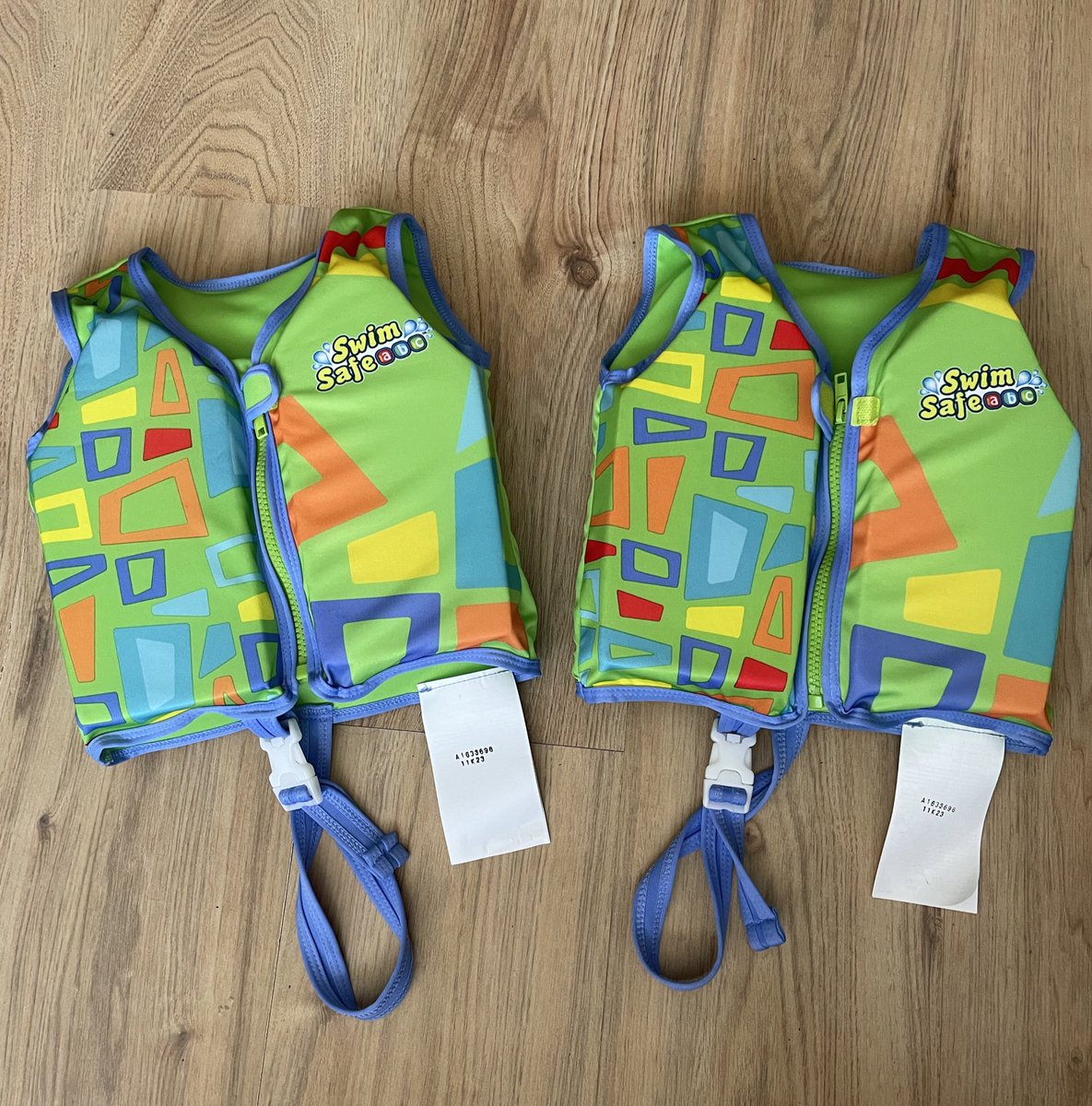 Twitteri, dari savu darbu!

2gb jaunas peldvestes, 18-30kg, tikai piemērītas.
Abas kopā 15€
Atsevišķi pa 8€
Nu un +sūtīšana.
#andele #bērniem