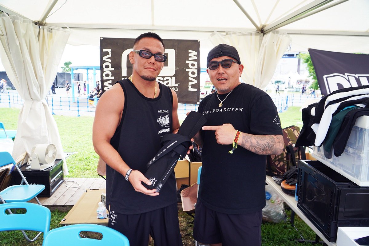 NC_inc_tokyo's tweet photo. DEAD POP FESTIVALにて、DRUMMERS TOP TEAMとreversalコラボのアレが！！
まもなく発表される柔術着素材のスティックケース！
「DTT x rvddw STICK CASE」をブースで先行販売中！！
DTTの有松さんが仕事の合間に駆けつけてくれました♪
#drummerstopteam
#reversal https://t.co/NAyaTrwaA1