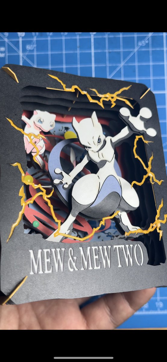 amane_oyako's tweet image. 加工の違いがわかるかな？
一回組んでから色々してみたけど、最初から手を加えたらもっとよくなるかも
分厚い紙を3枚ほど重ねたりするので難しいし、層の間のスペースがかなり大きく空いている点が難しい
2枚目が普通、3枚目が加工あり
#pokemon  #shadowbox #ポケモン #ペーパーシアター