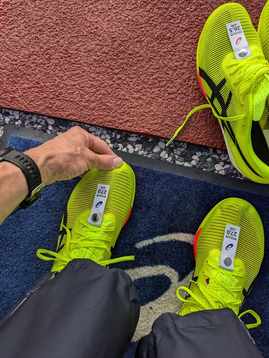 takuma15001's tweet photo. メタスピードLD2履いてみた。
①DFより横幅に少しゆとりある
②アッパーの感触と踵のフィットが◎
③↑により初代で0.5サイズ上げてた人も長さ問題なければマイサイズでいけそう
④走行感覚は短すぎてわからない、、
⑤なぜニードルピンじゃない?
#tryasics https://t.co/k9Xrc4c3DQ