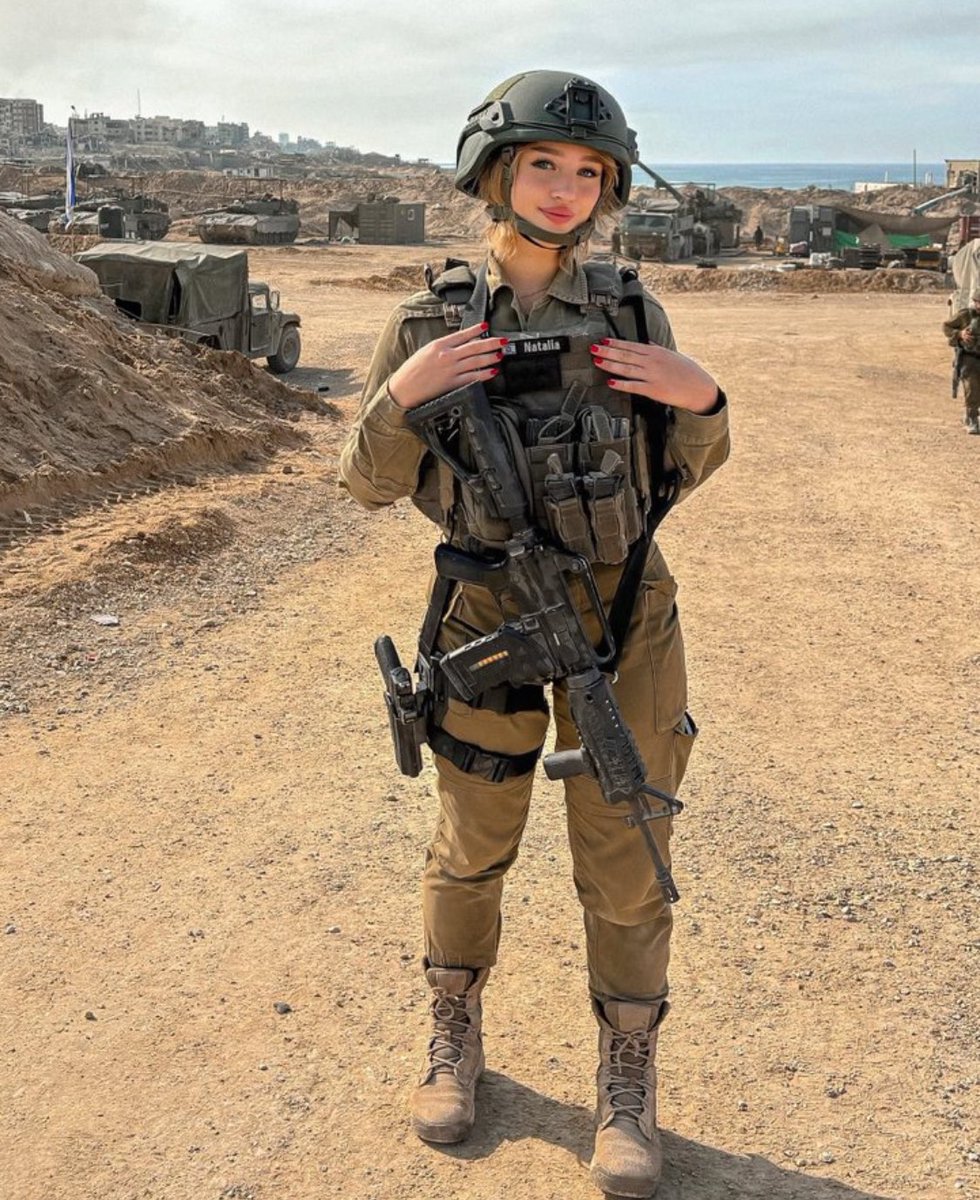 GabyLob's tweet photo. Buenos días, feministas de escritorio, que ni siquiera desde el teclado exigen la inmediata liberación de las mujeres secuestradas desde hace 268 días por Hamas.

No, chicas, no son las brujas que no pudieron quemar. Son solo las brujas. https://t.co/PnPkZf33Yk