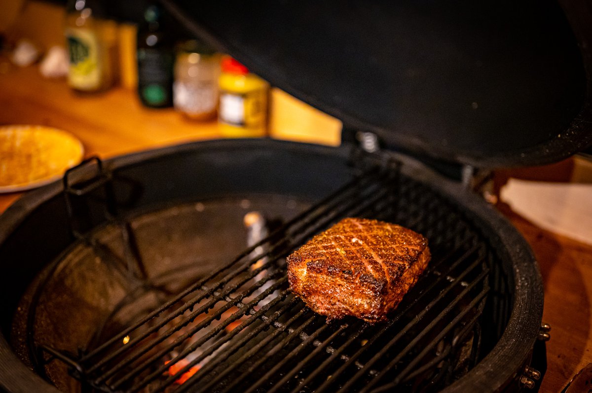 GrillBill7's tweet photo. De dag begint een beetje regenachtig, maar vanmiddag wordt het weer echt BBQ weer! ☀️
Wat dacht je van deze heerlijke traag gegaarde buikspek, met tomaat tartaar en cavemanstyle bereide prei? 😍
Wat ga jij maken vandaag? #DTV
#Prei #kamadobbq #bbqrecept #GrillBill https://t.co/QBnEN28j2D