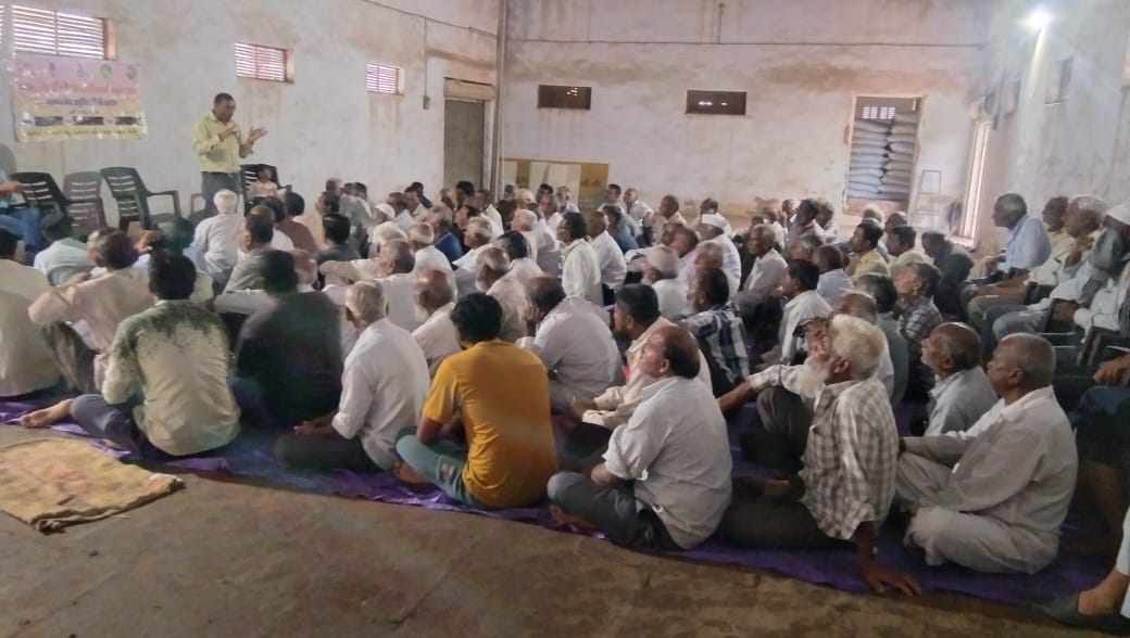 Harshd_Italiya's tweet photo. આજ રોજ ગોંડલ તાલુકાના ત્રાકુડા ગામ ખાતે પ્રાકૃતિક ખેતી અંગે 180 ખેડૂતોને તાલીમ આપવા માં આવી તેમજ પ્રાકૃતિક ખેતી કરતા ખેડૂતો ની મુલાકાત લઇ માર્ગદર્શન આપવામાં આવ્યું
@ADevvrat  @GujAgriDept @CollectorRjt @DDORAJKOT1 @DaoRajkot @CMOGuj @DirectorateofA1 @RaghavjiPatel @PMOIndia https://t.co/CSb6U0OKYb