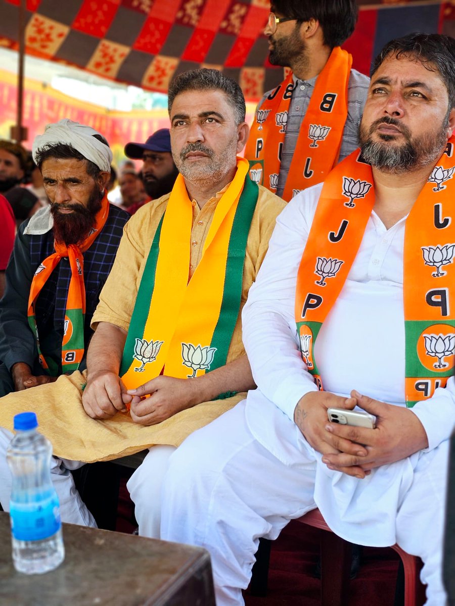 Lateefbhat7866's tweet photo. "Listening to the insightful 'Mann Ki Baat' by PM @narendramodi ji in Pulwama. It fosters a spirit of public participation and nation-building.  #MannKiBaat"
#Pulwama https://t.co/0JGySiwD8q
